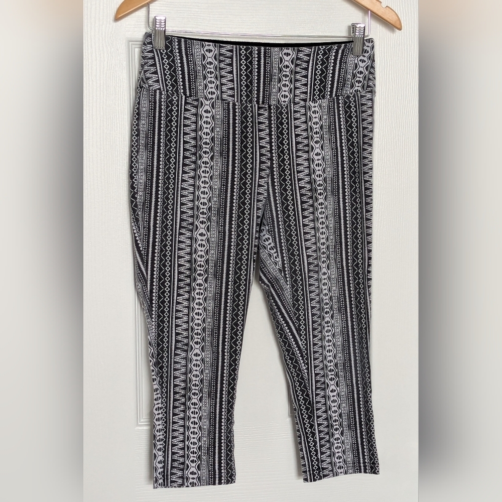 The Girls Women's (Medium) Geometric Monochrome Capris Athleisure Leggings